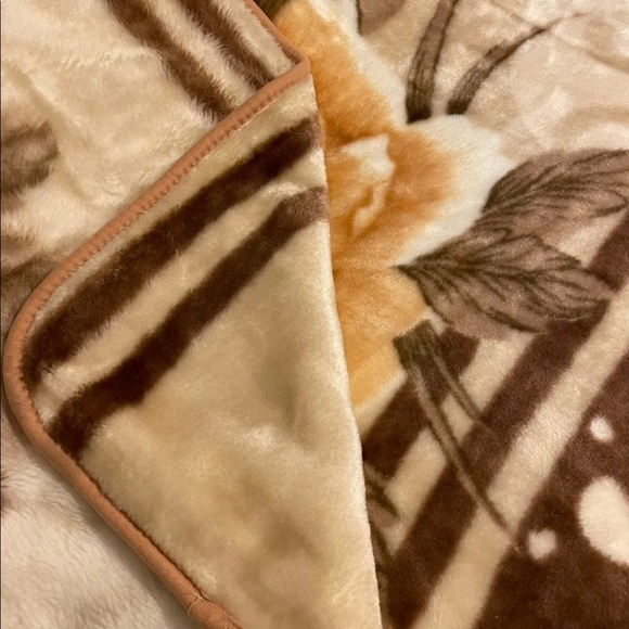 Soft queen blanket - Picture 3 of 5